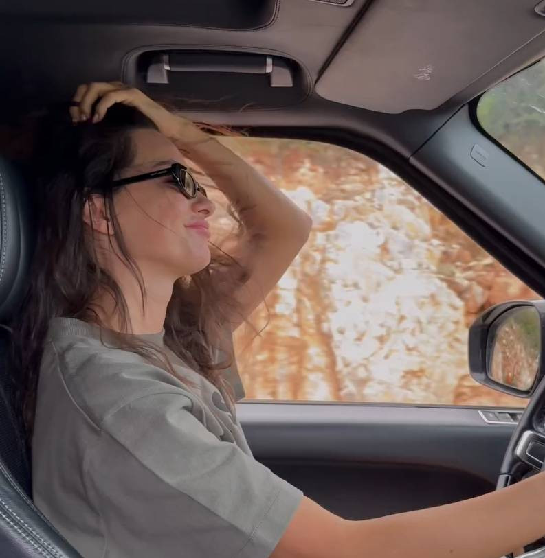 Tuncay Özilhan’ın gelini yol paylaşımı yaptı. Araba sürerken verdiği poz tık rekoru kırdı - Resim: 10